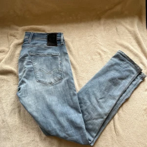 Replay anbass hyperflex jeans - Bra skick förutom slitet tyg i rumpan som blivit lite tunnare. Inga fläckar eller hål.