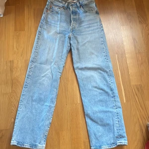 Levi’s ribcage straight - Levi’s ribcage straight jeans i en ljusblå tvätt. W25 och L27, säljes då de är lite för korta för min smak