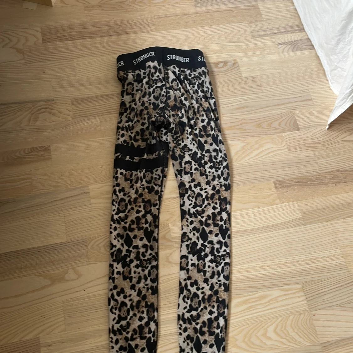 Leopardmönstrade träningstights från Stronger - 1