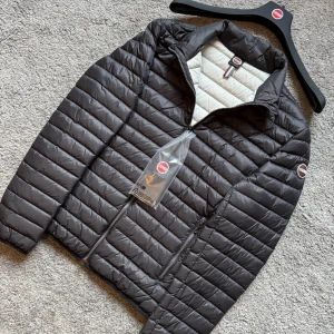 Colmar Jacka helt ny - Svart jacka  från Colmar 📊.                                                     Storlek 52 vilket sitter som M, passar ca 177-190!                                                                                    Skick: 10/10 (HELT NY MED TAGS) 🔆.                           Nypris på 3,5 tusen! Självklart är den autentisk!