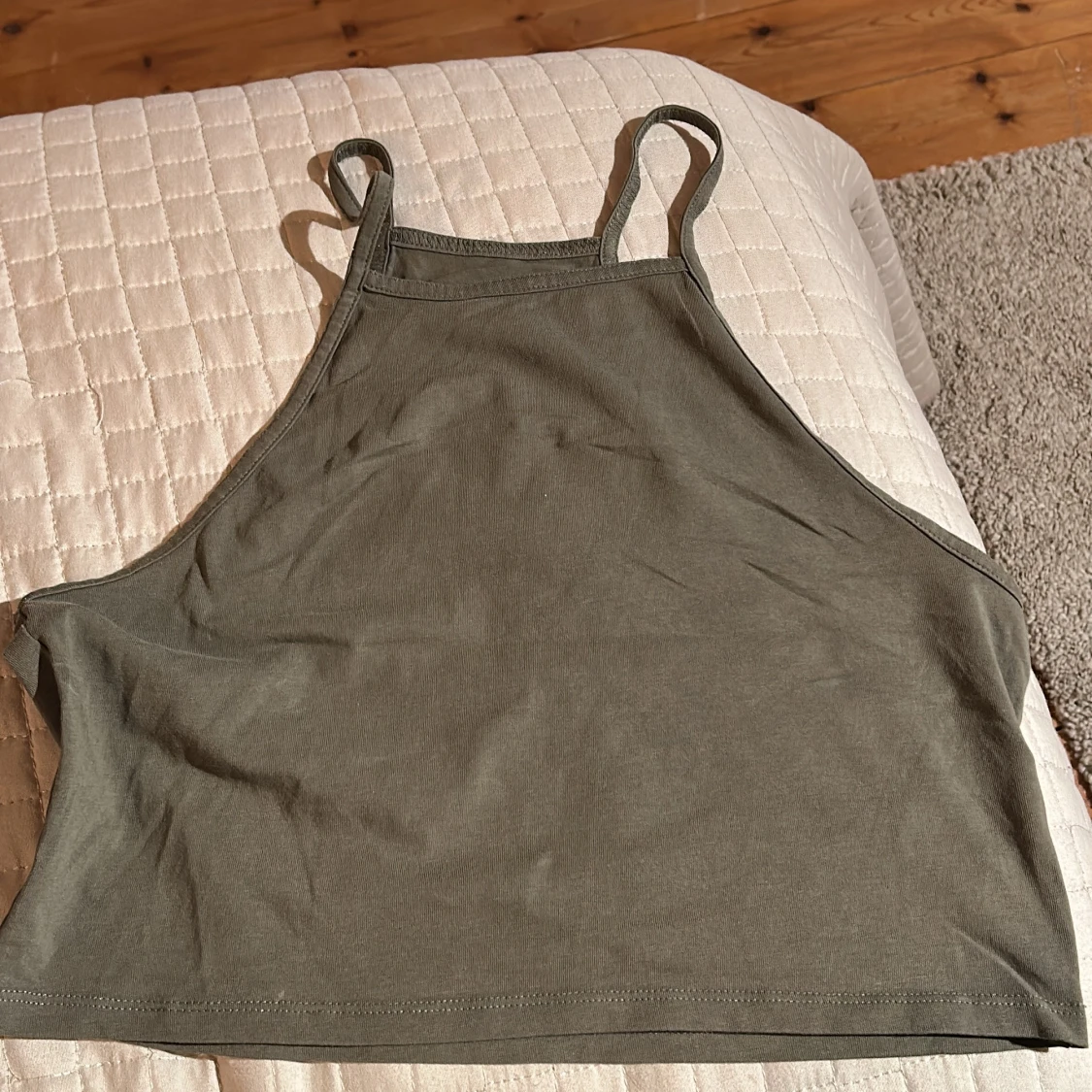 Olivgrön croppad linnetopp - 2