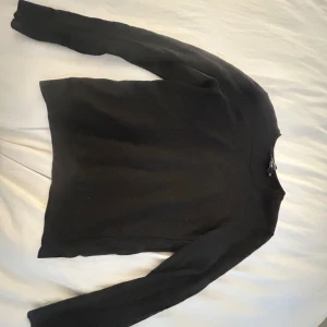 Svart merinoullströja från BOSS - Säljer en svart långärmad tröja från BOSS i extra fin merinoull. Enkel och stilren design med rund halsringning, perfekt för dig som gillar klassiska plagg med premiumkänsla. Stolek m men eftersom den är slim fit skulle jag säga den passar mer xs