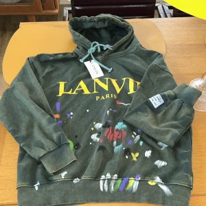 Lanvin hoodie  - Hej, säljer min Lanvin hoodie som jag nyss fick hem, den skulle vara stl M men passar mer som L , beror på hur lång du är, och säljaren tar ej emot returer vid fel storlek. Tröjan är helt ny med tags. Hör av er vid prisförslag eller annat intressant. (Skriv för mått) 🤩