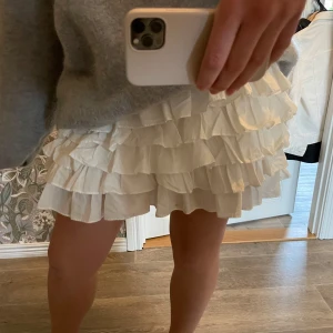 Volang kjol - Så söt volang kjol i jätte bra skick vet ej märket då jag köpt den begagnat har inga defekter alls. Så himla fin tyvärr var den lite stor på mig