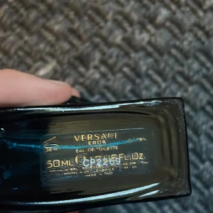 Versace Eros Eau de Toilette - Säljer en flaska Versace Eros Eau de Toilette. Uppskattningsvis 5-8 ml kvar och kan vara bra om man tänkt köpa en ny flaska men vill veta hur den doftar och testa den innan. Flaskan har gått sönder lite i bak som man ser på bilden men inget som läcker. Hör av er vid minsta fråga.