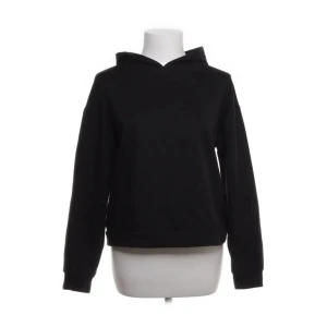 Svart hoodie från Vila - Säljer en stilren svart hoodie från Vila. Den har en klassisk design med huva och långa ärmar, perfekt för en avslappnad look. Materialet är mjukt och bekvämt, vilket gör den idealisk för vardagsbruk.