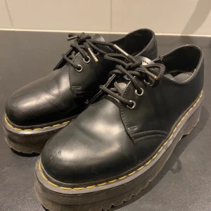 Svarta skor från Dr. Martens - 1461 QUAD SMOOTH-LÄDER PLATTFORMSSKOR. Köpta för ungefär två år sedan, använda.  Jag har ungefär storlek 39.  Några repor, se bild 5                                                                Säljer på vinted, köpt hellre där/ noralarsson10. Priset går att diskutera.