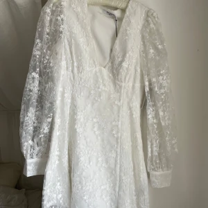 Vit blommig klänning - Instresse koll!✨ Kan tänkas sälja denna otroliga klänning som passar perfekt till student eller annat elegant tillfälle😍 Endats testad med lappen kvar! Kom med bud 