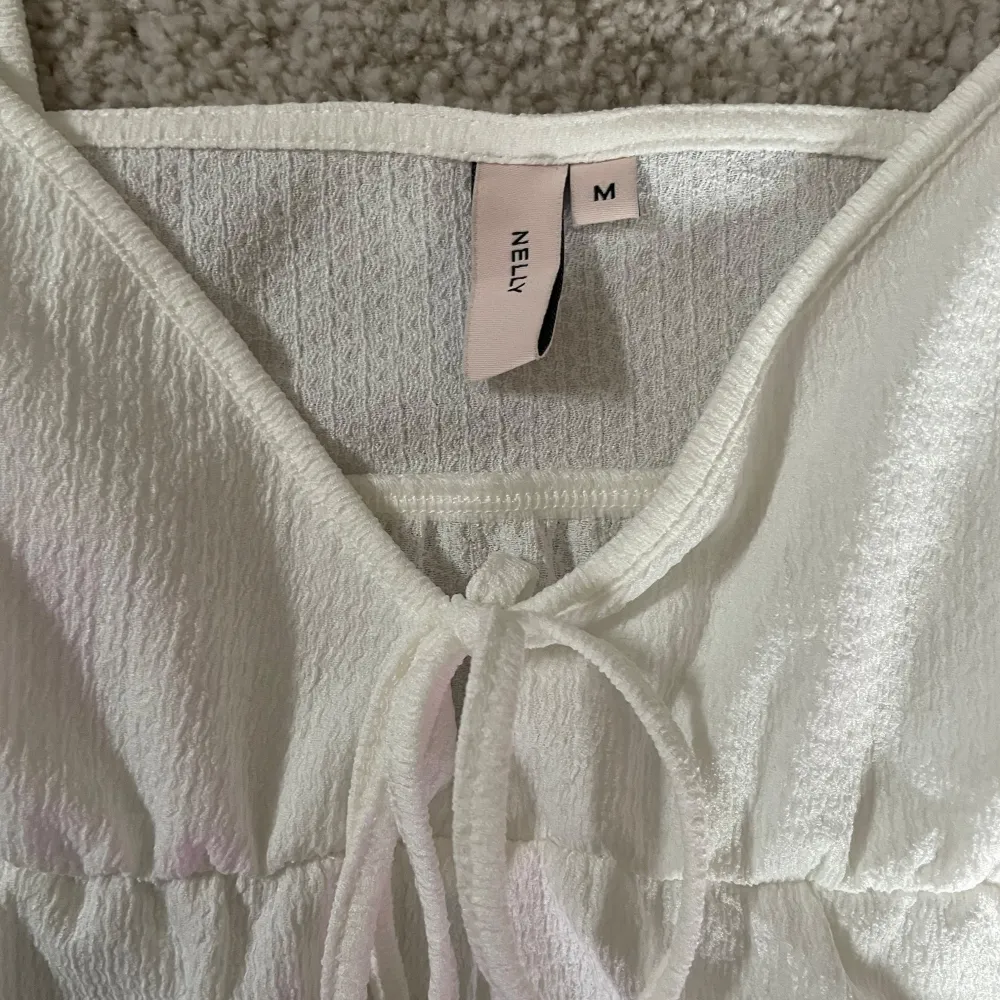 Super söt sommar topp frĂ„n Nelly i strl M, passar Ă€ven S med lite större byst đPerfekt nu till sommaren đAldrig anvĂ€nd, pris gĂ„r att diskuteras! . YlĂ€osat.