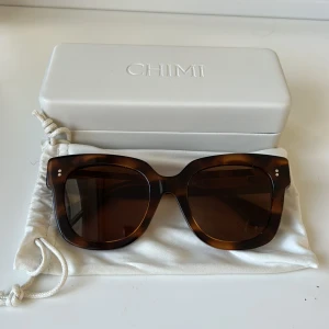 solglasögon från CHIMI - Snygga och trendiga solglasögon från CHIMI i modellen 08 och färgen tortoise. Använda ett fåtal gånger och har inga repor eller skador.