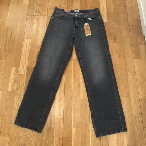 Raka jeans  - Superfina helt nya gråa jeans, raka i formen och extra långa så längden passar perfekt för mig som är 175cm och tycker om när byxbenet går lite över skon. Tyvärr var dom för små för mig. Små i storleken! Observera att dessa egentligen är Storlek 46 men väldigt små, därav annonserar jag ut dom som en storlek 44. Lapparna finns kvar Nypris 599kr