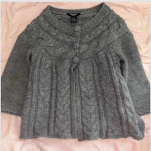 Trekvartsärmad kofta - Jättefin grå kofta/poncho från ellos!!😝 Är i stlk 38 men sitter som 34☀️Passar perfekt på en kylig sommarkväll! Kom priv för mer bilder💕