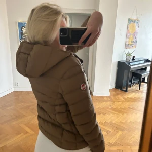 Brun dunjacka med huva - snygg brun dunjacka från Colmar.  Bra skick och passar perfekt för vintern. 