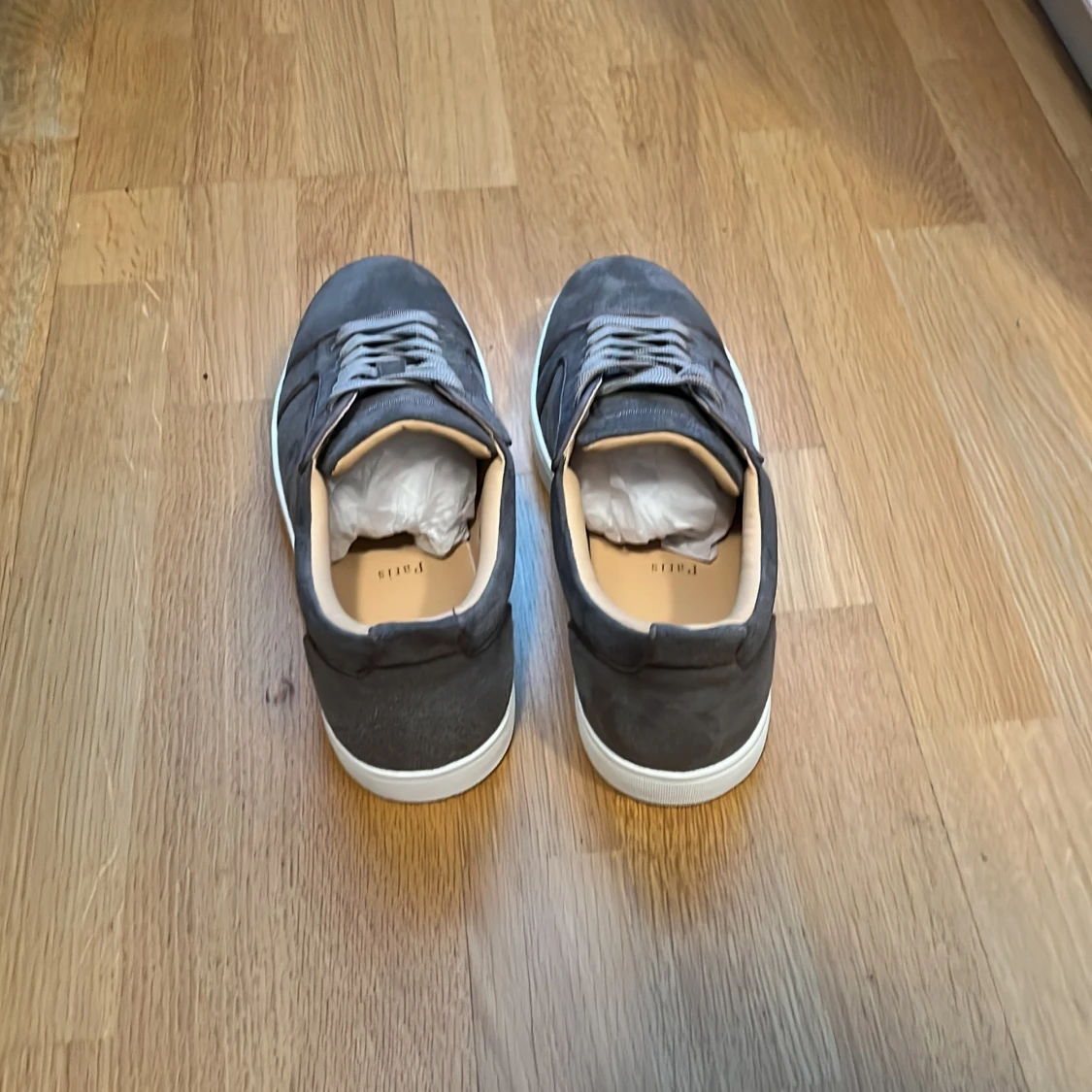 Gråa sneakers i mocka med vit sula - 1