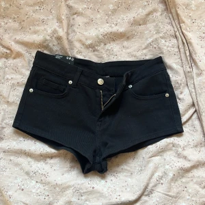 Svarta lågmidjade shorts från HM - Snygga svarta lågmidjade shorts från HM. De har en klassisk femficksdesign med knapp och dragkedja framtill. Perfekta till sommaren! Shortsen passar mig som vanligtvis har storlek 34 då dem är relativt tajta. Pris kan diskuteras!!💗