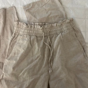 Beiga linnebyxor - Säljer ett par beiga linnebyxor med resår och snörning i midjan. 