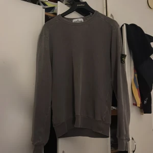 Stone Island sweatshirt - Tja säljer då en riktigt skön och stilren stone Island sweatshirt den är äkta såklart alla bevis kan visas i dm om de behövs. Den är i rätt så bra skick och sitter riktigt bra på dig som har storlek S men passar även M. Kom med prisförslag då priset inte är fast!