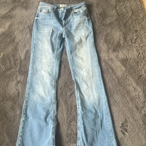 Low waist bootcut jeans    - Snygga ljusblå jeans från ONLY med bootcut-modell och klassisk femficksdesign. Jeansen är Low waist och är tillverkade i denim med lätt tvättad look. Perfekta för dig som gillar en retroinspirerad stil.