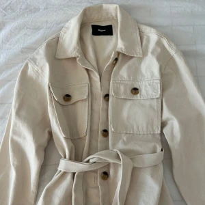 Trenchcoat  - Snygg beige trenchcoat i jeans material