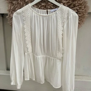 Vit blus  - En jätte vacker sommar blus. Den är perfekt om man vill ha något mer uppklätt men också svalkande plagg. 