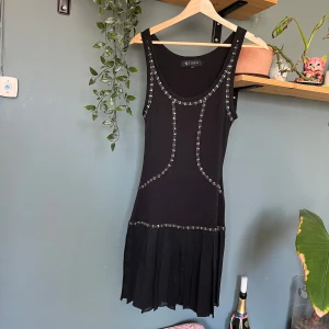 Svart klännig med pärlor  - Säljer denna skitsnygga klänningen då den tyvärr är för liten på mig. Den har sliper fina pärl detaljer längs hela överdelen. Perfekt för sommaren! Skriv vid frågor!🤗