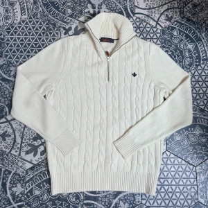 Morris - Kabelstickad Zip Tröja - Säljer en stilren krämfärgad ziptröja från Morris! | Mycket fint skick! | Stl: M | Perfekt till sommar/vårkvällar! | Vid frågor eller funderingar finns jag i DM! 📩 Mvh CVB Closet