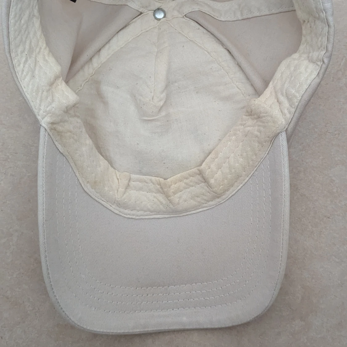 Beige keps med patchar och blommigt mönster - 2