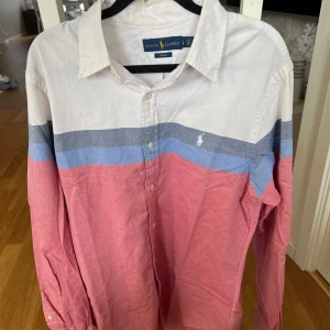 Ralph Lauren skjorta  - Säljer denna sköna unika Ralph Lauren skjorta i perfekt skick storlek M passar perfekt för den som vill ha något unikt 