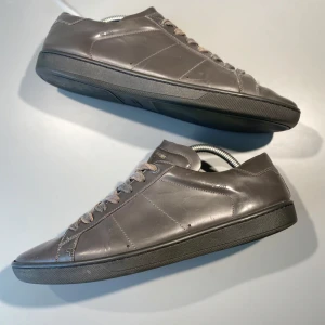 Saint Laurent skor  - Hej! Säljer nu mina skor från märket Saint Laurent, storlek 44, bra skick, givetvis äkta! Tveka inte på att höra av dig om du har frågor eller funderingar kring skorna! 