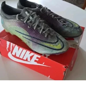 Nike fotbollsskor  - Säljer ett par Nike fotbollsskor 