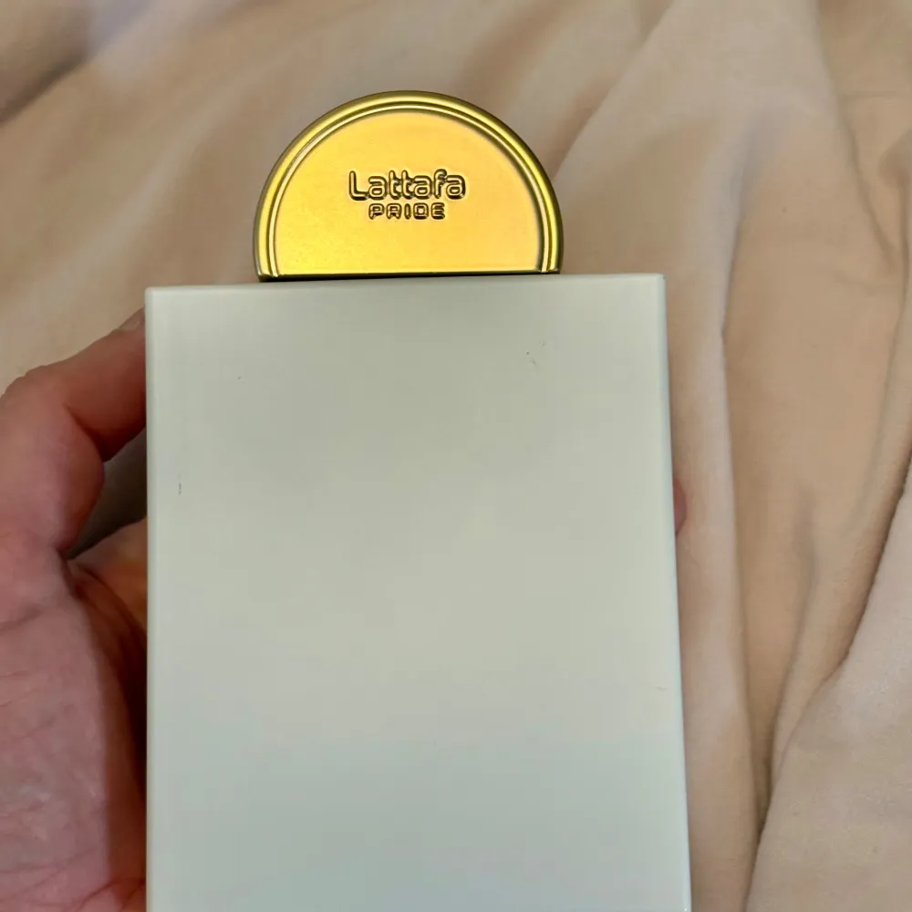 Upptäcker doften av Peace & Love från Lattafa. Doften har pudriga, träiga och vaniljtoner, med inslag av frukt, mandel och ros. Perfekt för den som söker en unik och sofistikerad doftupplevelse. 100 ml, enbart testad, kommer i originalkartongen. . Perfume.