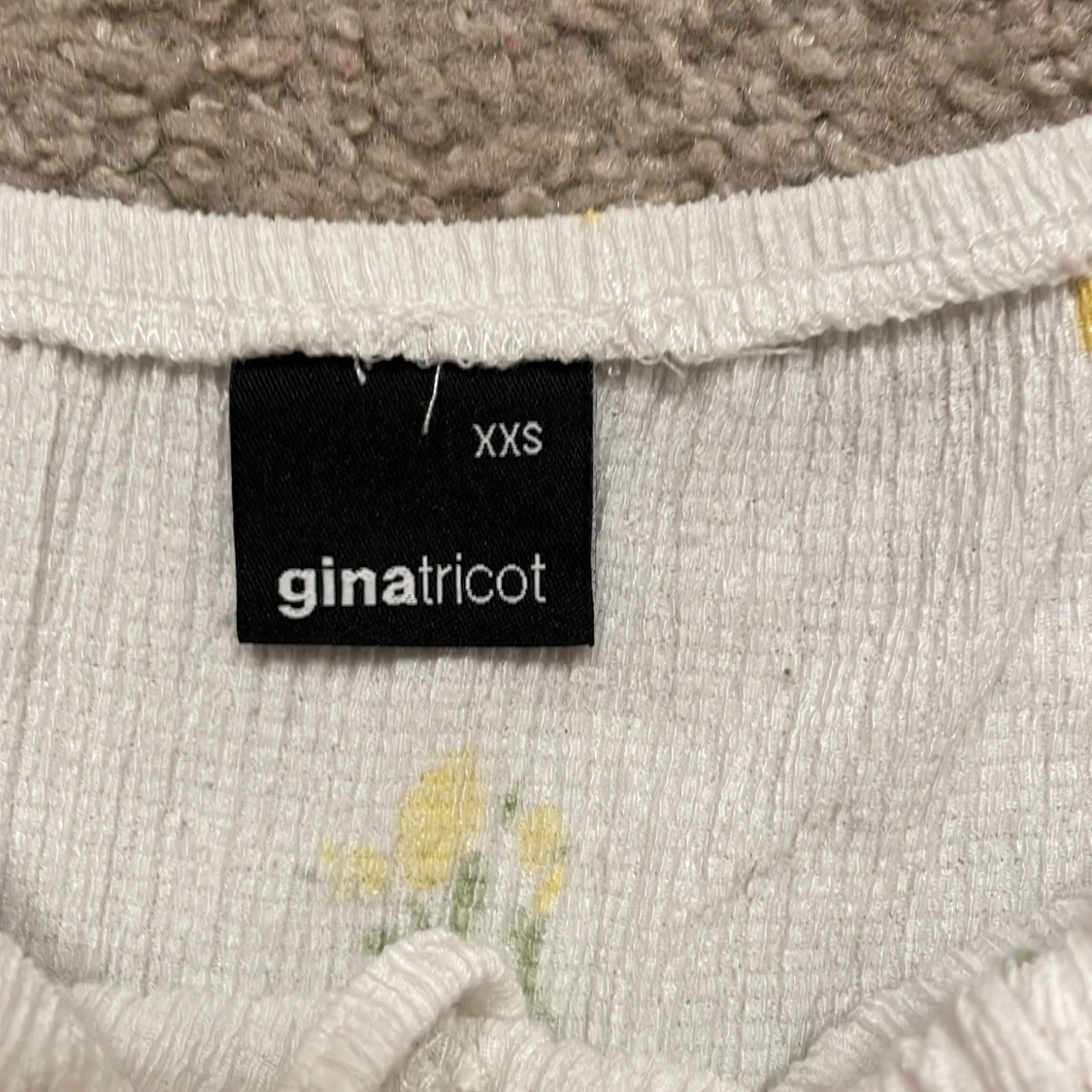 Vit blommig klänning från Gina Tricot använd en gång så den vart för liten men superfin sommarklänning - 1