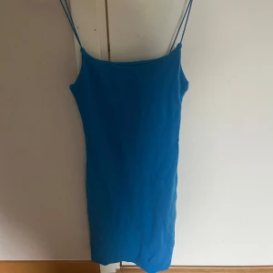 Blå klänning - Säljer en enkel och stilren blå klänning från Zara.🩷