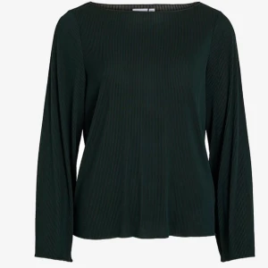 Mörkgrön ribbad långärmad topp - Snygg mörkgrön långärmad topp med ribbad struktur och rund halsringning. Perfekt att styla till både jeans och kjol för en trendig look. Enkel och stilren design som passar till många tillfällen. Jag säljer den eftersom den inte passade mig och retur tiden är passerad.