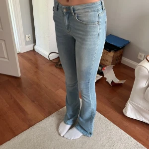 Ljusblå bootcut jeans från only💓 - Helt nya stretchiga bootcut jeans från Only. Köpte i en lite för liten storlek men hade redan klippt av lappen (gick därför ej att returnera). Modellen heter Onlblush Mid Flared. Nypris 499kr, ge gärna prisförslag! Storlek: midja XS, längd 34, innerbenslängd 86cm. Jag är 173 och jeansen sitter perfekt i längd på mig!💞