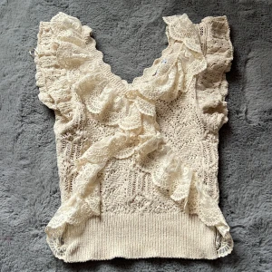 Sommar topp - Säljer en så fin Zara topp, perfekt till sommaren! Säljer då den inte kommer till användning. 