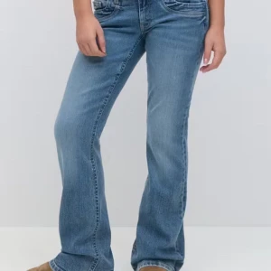 Blå bootcut jeans - Säljer dessa low waist jeansen från Gina Young i storlek 170. Har bara använts vid ett tillfälle och säljer då ja tyckte de va lite för stora för mig. Nypris 360kr 