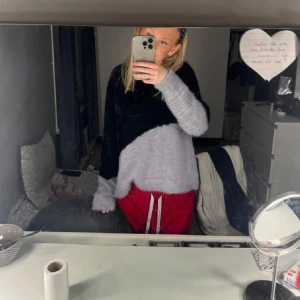 Vila tröja - Säljer en unik tröja från Vila, egenligen vit och svart men blev något fel i tvätten och är nu grå och svart. Fortfarande jätte fin och mjuk och ännu mer cool nu 🤙🏼❤️Inga andra defekter och som ny🥰 nypris ca 500