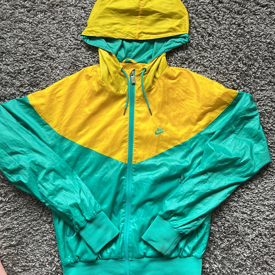 Nike vindjacka med huva i gult och turkost