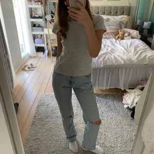 Levis jeans - Ljusa Levis jeans med hål