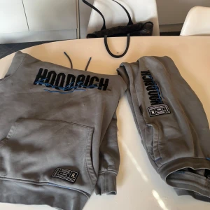  Hoodrich sätt jättefint och jätteskönt. Inga skador jättebra kan ha dem vilken årstid som helst. -  Hoodrich sett jättebilligt precis vill inte ha dem längre för ha en annan stil 