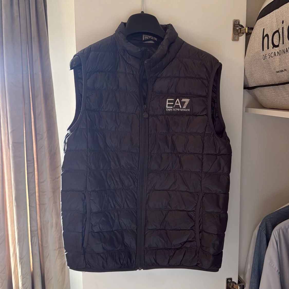 Svart dunväst från Emporio Armani