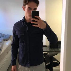 Mörkblå skjorta från Tiger of Sweden - Snygg mörkblå skjorta från Tiger of Sweden. Size:s Deras pris 2000kr mitt pris 449kr . Den är ostruken men om man fixar de skulle den se stilren ut. 