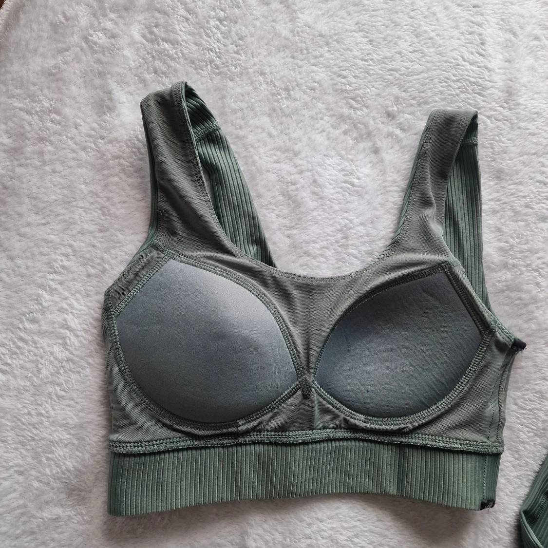 Stronger - Grön ribbad leggings och topp - 4