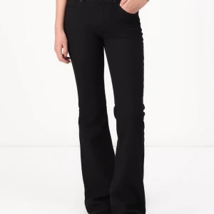 Only lågmidjade svarta jeans - Passar även mig som är XS, lite slitningar vid ena benet och ena drag grejen har lossnat (se bild) går att sy pp enkelt 