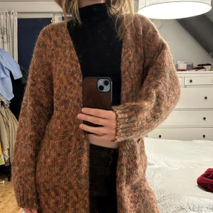 Stickad kofta i mohair - Säljer en mysig stickad kofta med långa ärmar. Koftan har en öppen design är tillverkad av en blandning av mohair. 