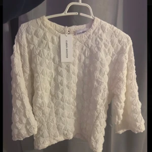 Vit topp - Säljer min helt nya och supersnygga strukturerade topp ifrån Carin Wester som inte längre säljs!!! Nypris är 499 kr💞