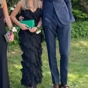 Svart långklänning med volanger - Säljer den här fina svarta långklänningen med volanger längs hela klänningen. Den är enbart använd en gång och i väldigt bra skick! Passar perfekt till bal, studentskiva, fest och sommaren. Storlek 36 från NA-KD. Skriv om ni har frågor🩷