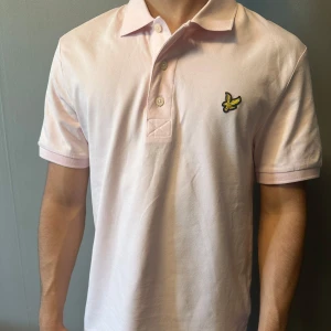 Ljusrosa pikétröja från Lyle & Scott - Använd 1 gång