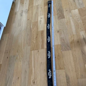 Svart jeansbälte med metallspänne från Denim - Säljer ett svart bälte från Denim med tydlig logga och text i vitt längs hela bältet. Bältet har ett robust metallspänne med ingraverad logga och är gjort i jeanstyg. Perfekt accessoar för att lyfta din outfit. Se mått på bild (hoppa det syns) 